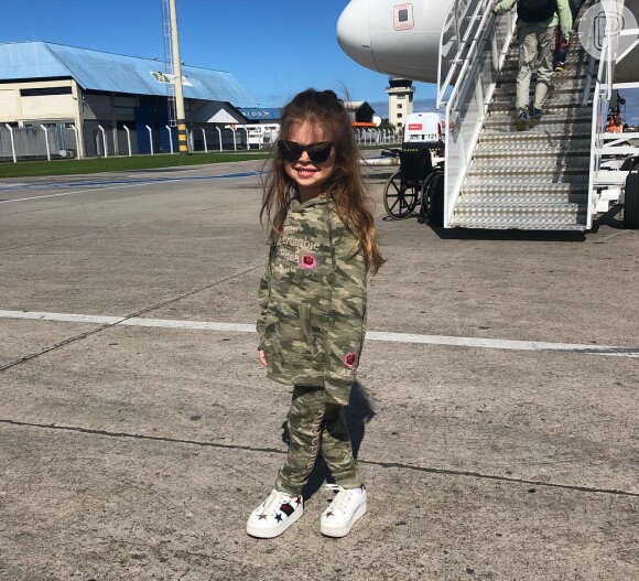 Valentina, filha de Mirella Santos e Ceará, usou um conjunto militar composto por calça e casaco