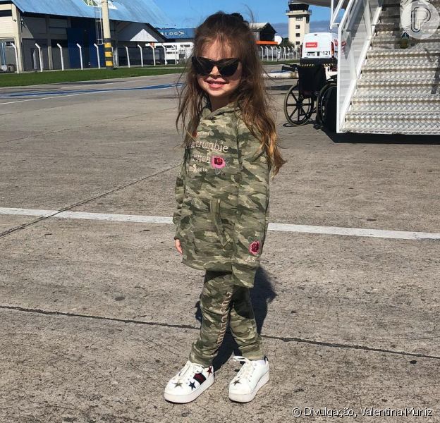 Valentina, filha de Mirella Santos e Ceará, usou um conjunto militar composto por calça e casaco