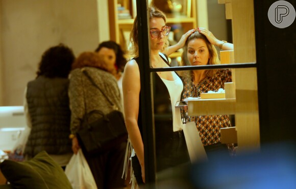 Mulher de William Bonner, Natasha Dantas exibe aliança de casamento ao ir às compras em shopping do Rio de Janeiro, nesta quarta-feira, 17 de outubro de 2018