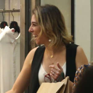 Mulher de William Bonner, Natasha Dantas exibe aliança de casamento ao ir às compras em shopping do Rio de Janeiro, nesta quarta-feira, 17 de outubro de 2018