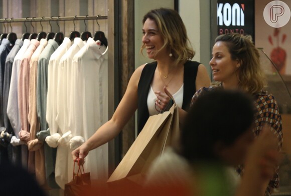 Mulher de William Bonner, Natasha Dantas exibe aliança de casamento ao ir às compras em shopping do Rio de Janeiro, nesta quarta-feira, 17 de outubro de 2018