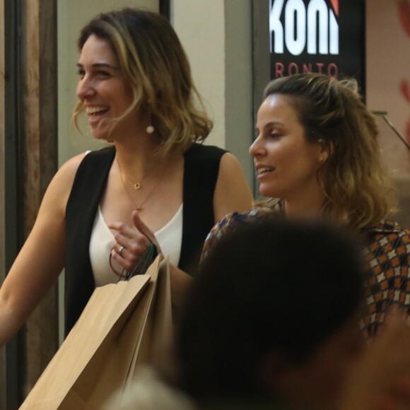 Mulher de William Bonner, Natasha Dantas exibe aliança de casamento ao ir às compras em shopping do Rio de Janeiro, nesta quarta-feira, 17 de outubro de 2018