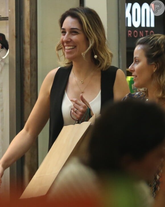 Mulher de William Bonner, Natasha Dantas exibe aliança de casamento ao ir às compras em shopping do Rio de Janeiro, nesta quarta-feira, 17 de outubro de 2018