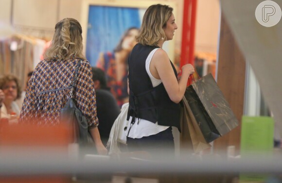 Mulher de William Bonner, Natasha Dantas exibe aliança de casamento ao ir às compras em shopping do Rio de Janeiro, nesta quarta-feira, 17 de outubro de 2018