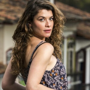 Isabel (Alinne Moraes) se reaproxima de Alain (João Vicente de Castro) em 'Espelho da Vida'