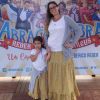 A empresária Fabiana D'Angelo usou look com t-shirt branca, suéter cinza e saia longa amarela igual ao usado pela filha, Leah D'Angelo