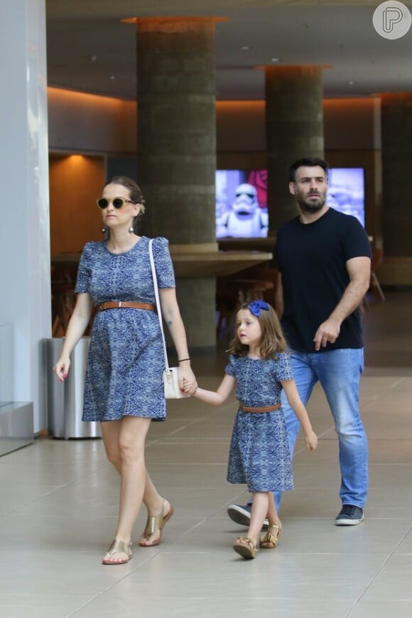Para passeio no shopping, Fernanda Rodrigues usa look idêntico ao da filha, Luisa, de 8 anos: vestido tubinho estampado e cinto marrom