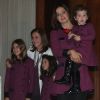 Mulher de Rodrigo Faro, Vera viel costuma vestir as filhas, Clara, Helena e Maria, com roupas iguais as suas