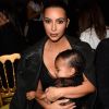 Em 2015, Kim Kardashian vestiu a filha North West com look preto e toque de transparência, como o seu, para prestigiar desfile da marca Givenchy na Semana de Moda de Paris