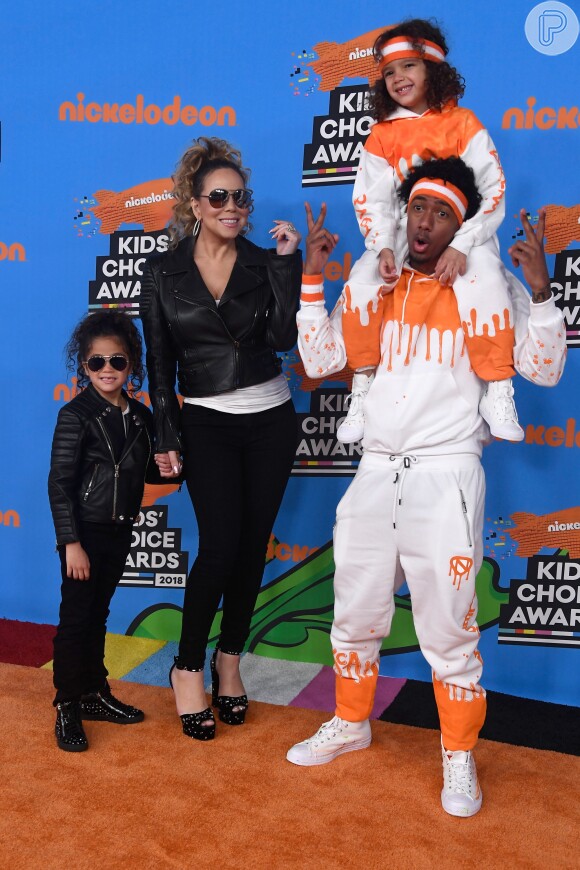 Mariah Carey combinou look com a filha, Monroe Cannon, enquanto o ex Nick Cannon usou conjunto idêntico ao do filho, Moroccan Scott Cannon, para irem ao Nickelodeon's Choice Awards, na Califórnia, em março de 2018