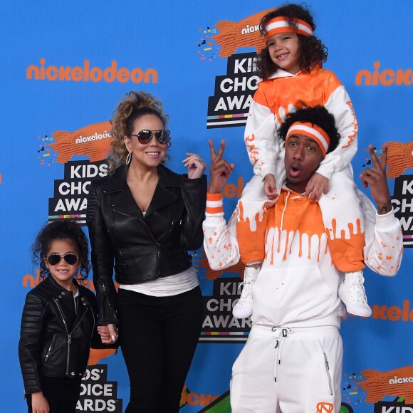 Mariah Carey combinou look com a filha, Monroe Cannon, enquanto o ex Nick Cannon usou conjunto idêntico ao do filho, Moroccan Scott Cannon, para irem ao Nickelodeon's Choice Awards, na Califórnia, em março de 2018