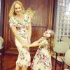 Angélica e a filha, Eva, posam juntas usando vestido floral Dolce e Gabbana 