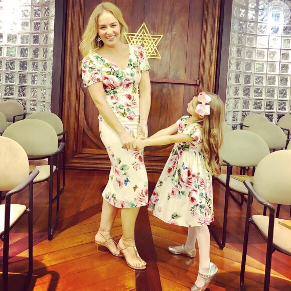 Angélica e a filha, Eva, posam juntas usando vestido floral Dolce e Gabbana 