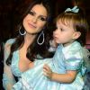 Natália Guimarães usou look azul claro semelhante ao das filhas, Maya e Kiara, em aniversário de dois anos das pequenas