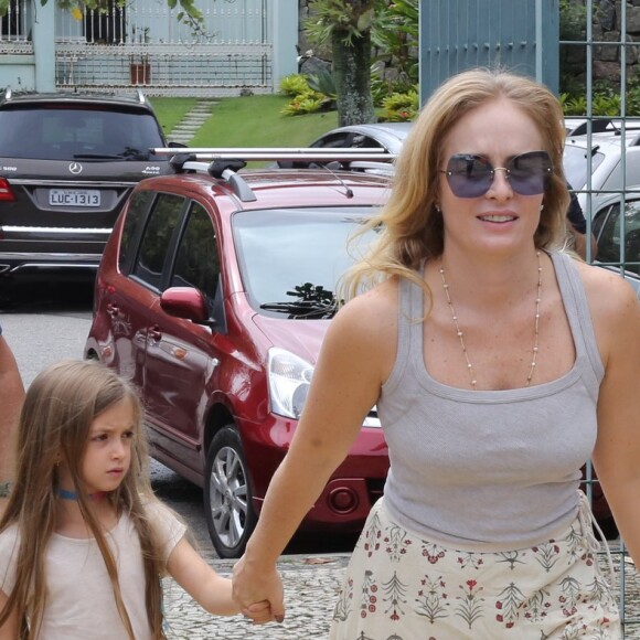 Angélica e a filha, Eva, combinaram look com saia nude de estampa floral para ir uma seção eleitoral do Rio de Janeiro, em outubro de 2018