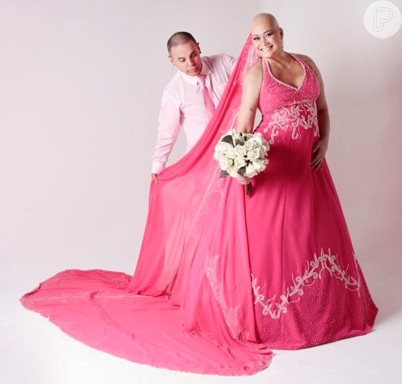 Noivas fashion no Outubro Rosa! Estilista Edson Eddel cria vestidos com tom em coleção inclusiva