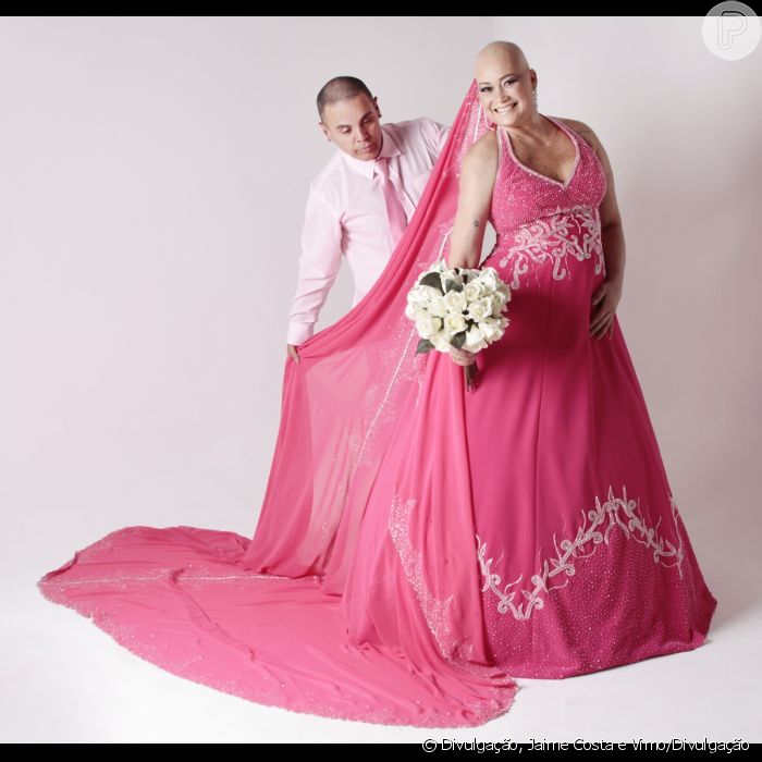 Noivas fashion no Outubro Rosa! Estilista Edson Eddel cria vestidos com tom em coleção inclusiva
