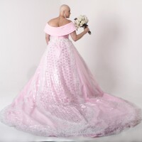 Outubro Rosa inspira estilista em coleção de vestidos de noivas:'Moda inclusiva'
