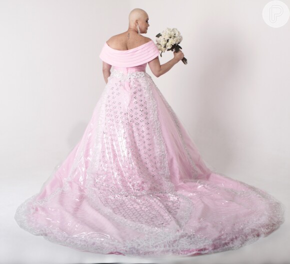 Outubro Rosa inspira estilista em coleção de vestidos de noivas, como conta em entrevista ao Purepeople