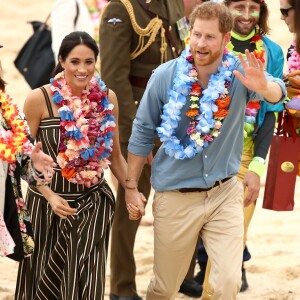 Meghan Markle e príncipe Harry andaram descalços por Bondi Beach