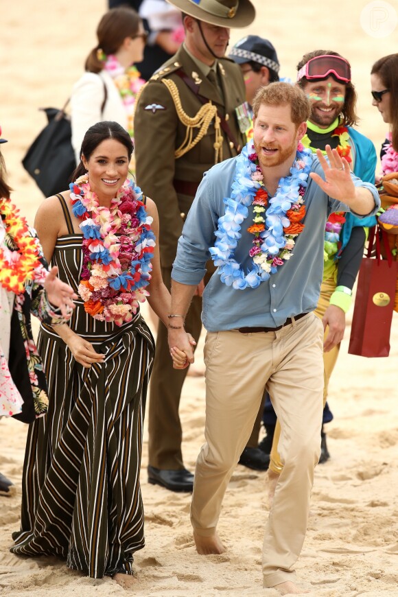 Meghan Markle e príncipe Harry andaram descalços por Bondi Beach