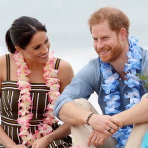 Meghan Markle e príncipe Harry quebram protocolo durante visita à praia em Sydney, na Austrália, em 19 de outubro de 2018