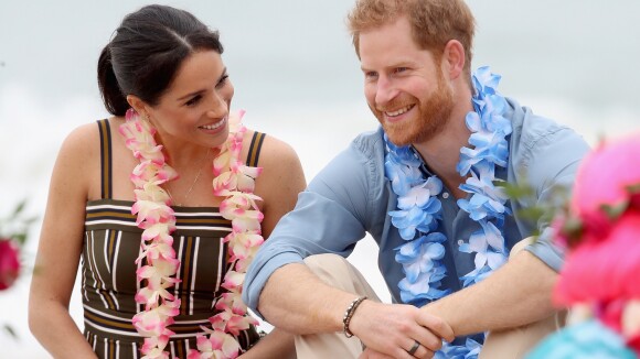 Meghan Markle e príncipe Harry quebram protocolo e ficam descalços em praia
