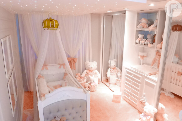 Mayra Cardi e Arthur Aguiar optaram pelas cores rosa e branco na decoração do quarto da filha