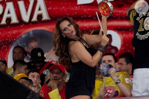 Viviane Araújo toca tamborim na quadra do Salgueiro