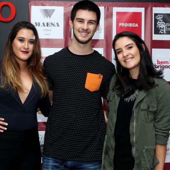 'Faz 21 anos que o 21 de outubro transformou a minha vida. Vocês nasciam e eu também nascia como mãe', escreveu Fátima Bernardes para os filhos, Beatriz, Laura e Vinícius