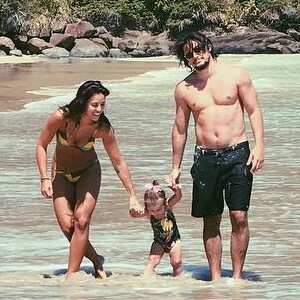 Bruno Gissoni e Yanna Lavigne dispensam babá em viagens com Madalena
