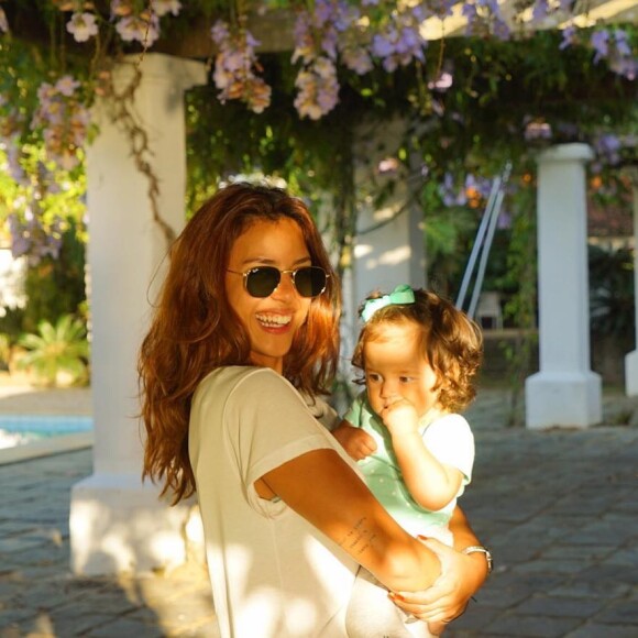 Filha de Bruno Gissoni e Yanna Lavigne, Madalena usa vestido e tênis em festa