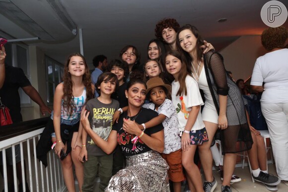 Juliana Paes posa rodeada por crianças no Baile da Favoritinha no Rio de Janeiro