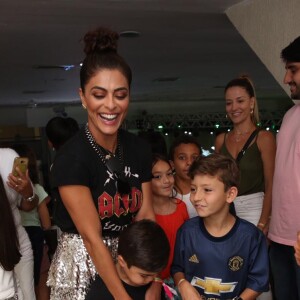 Juliana Paes de siverte com os filhos em evento