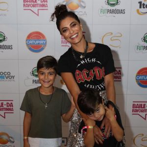 Juliana Paes curte Baile da Favoritinha no Rio de Janeiro ao lado dos filhos Antônio e Pedro, em 21 de outubro de 2018