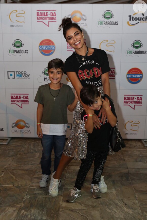 Juliana Paes curte Baile da Favoritinha no Rio de Janeiro ao lado dos filhos Antônio e Pedro, em 21 de outubro de 2018