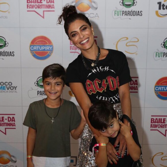 Juliana Paes curte Baile da Favoritinha no Rio de Janeiro ao lado dos filhos Antônio e Pedro, em 21 de outubro de 2018