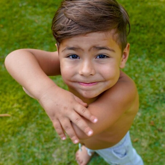 Henry, filho da sertaneja Simone, tem tudo para seguir os passos da mãe!