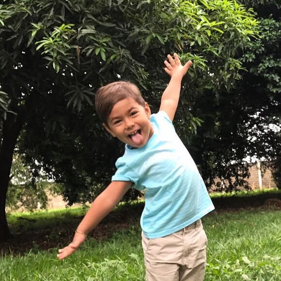 Henry, filho de Simone, participa dos shows da mãe desde pequeno