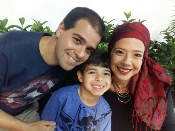 Luciana destaca a importância da família em seu tratamento contra o câncer de mama: na foto, ela posa com o marido, Rogério, e o filho, Gabriel