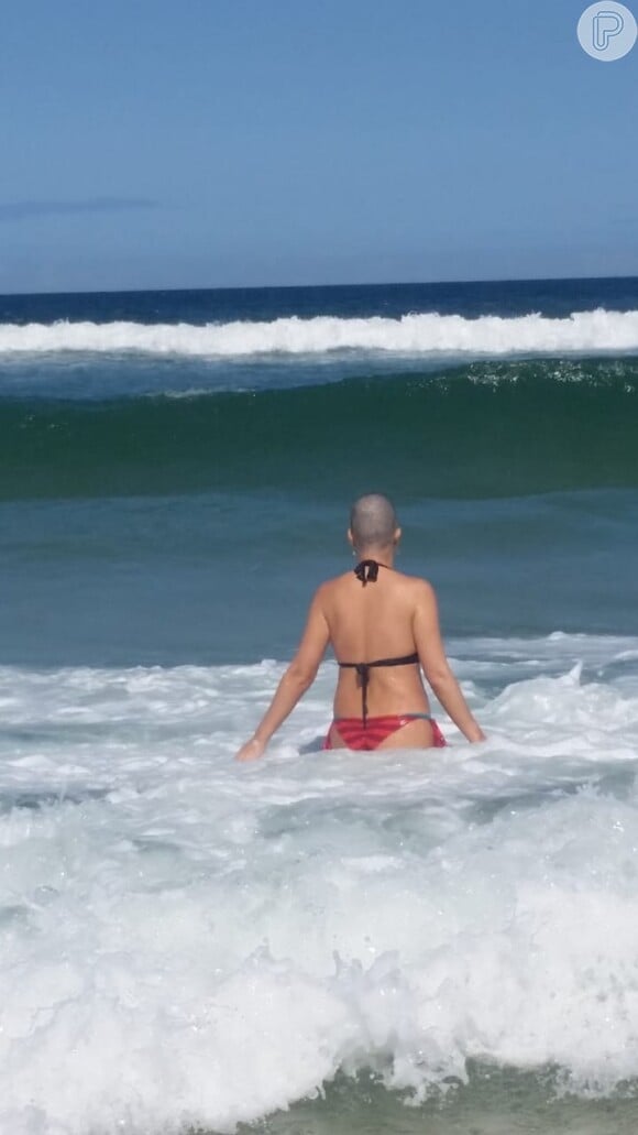 A médica Luciana destacou um mergulho no mar logo após raspar a cabeça como um dos momentos mais importantes para ela