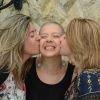 'Ao encarar a careca, estaria encarando o câncer de frente, relata Luciana, abraçada pelas irmãs Daniele e Cláudia na foto
