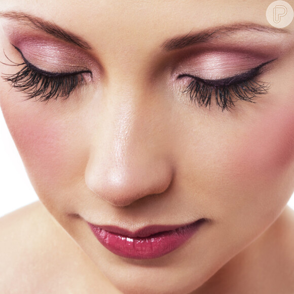 Sombra, blush e iluminador da maquiagem rose gold costumam ter um fundo metalizado ou cintilante