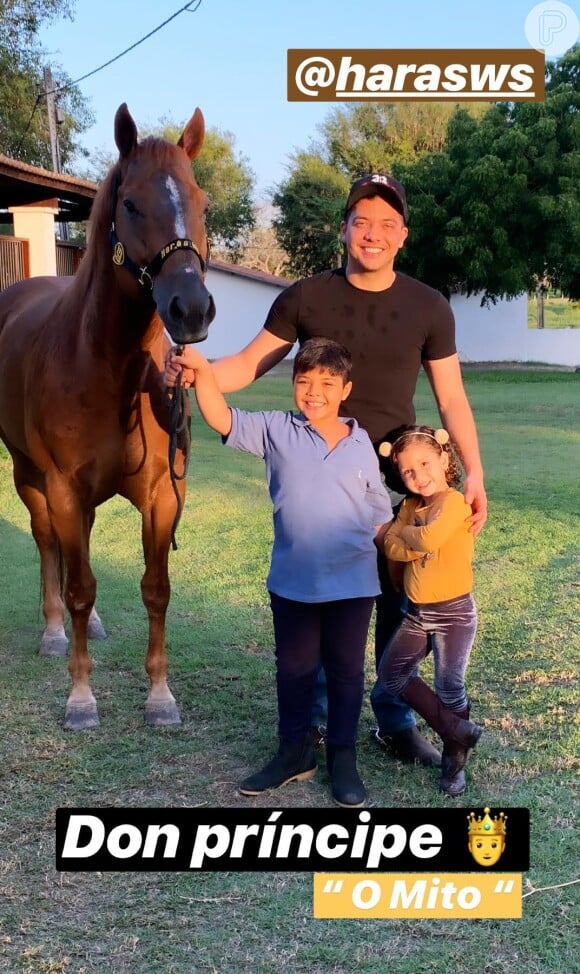 Ao lado dos filhos, Wesley Safadão posou com o cavalo do caçula, Dom, nesta segunda-feira, 22 de outubro de 2018