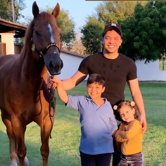 Ao lado dos filhos, Wesley Safadão posou com o cavalo do caçula, Dom, nesta segunda-feira, 22 de outubro de 2018
