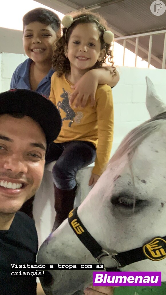 Wesley Safadão visitou haras com os filhos Ysis e Yhudy nesta segunda-feira, 22 de outubro de 2018