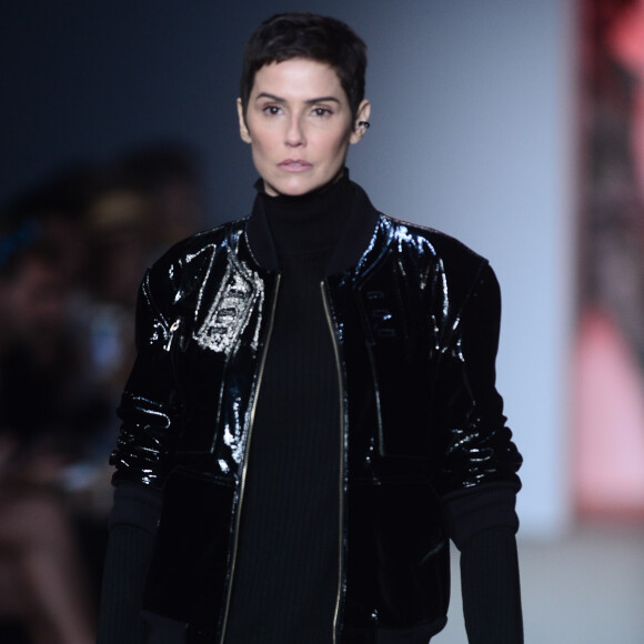 Deborah Secco desfila na SPFW e fala de novo visual, com cabelo curto, nesta segunda-feira, dia 22 de outubro de 2018