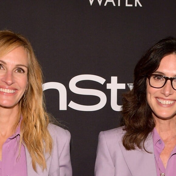 No red carpet, Julia Roberts e a estilista Elizabeth Stewart juntas e sorriram para os cliques dos fotógrafos