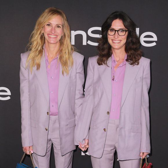 De mãos dadas, Julia Roberts e estilista exibem looks Givenchy iguais em prêmio