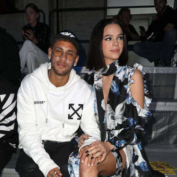 Em Paris, Bruna Marquezine foi ao desfile da marca Off-White acompanhada do ex-namorado, Neymar